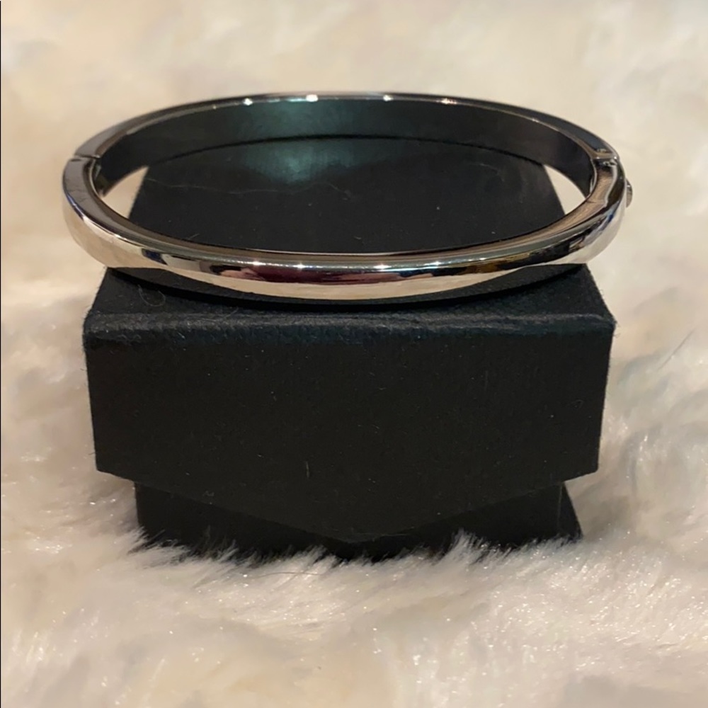 🆕NEW Mirror-like Silver Oval Hinged Bracelet!